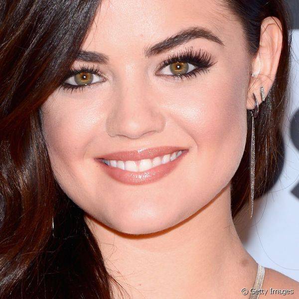 A pele de Lucy é sempre preparada de maneira impecável, e um traço comum em sua maquiagem é o contorno das maçãs do rosto com blush, que dá profundidade à face, como a atriz suou para o CMA Awards